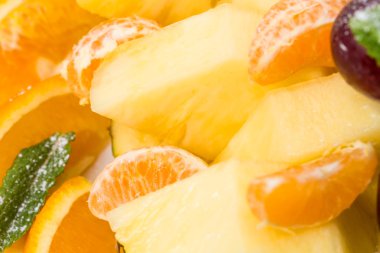 Dilimlenmiş portakal ve ananas.