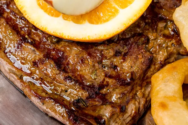 Steak de porc grillé avec garniture . — Photo