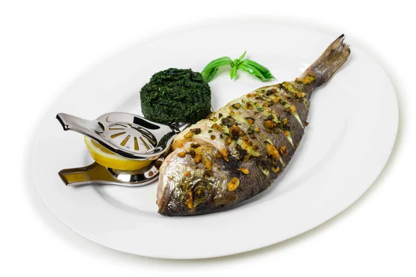 海鲈鱼与菠菜装饰. — 图库照片