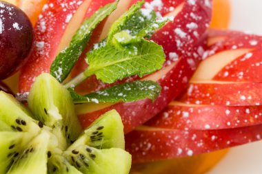 Dilimlenmiş elma ve kivi.