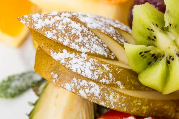 Dilimlenmiş armut ve kivi.