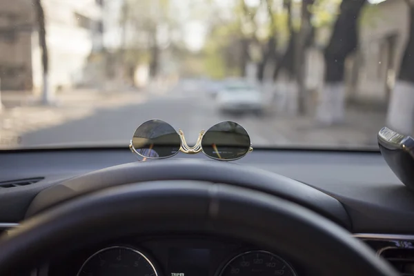 Sluneční brýle v autě. — Stock fotografie