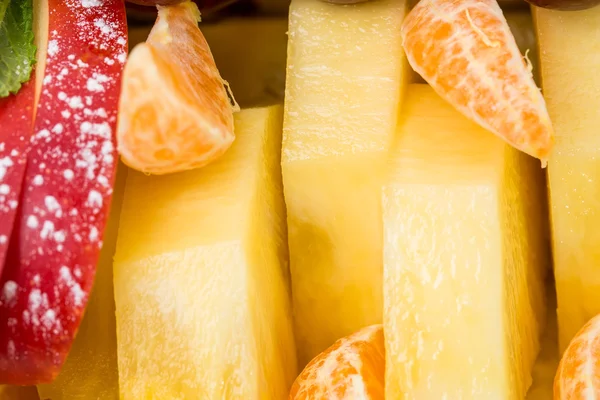 Orange und Ananas in Scheiben geschnitten. — Stockfoto