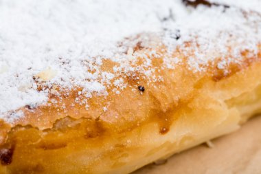 Pudra şekeri ile lezzetli puf kek.