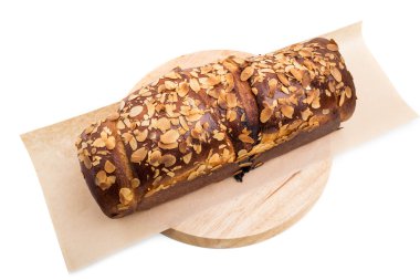 Rendelenmiş badem ile lezzetli pasta.