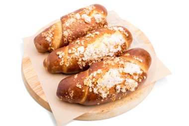 Gevrek şeker ile lezzetli ay çöreği.