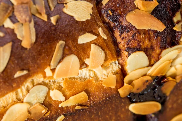 Nahaufnahme von Kuchen mit geschnittenen Mandeln. — Stockfoto