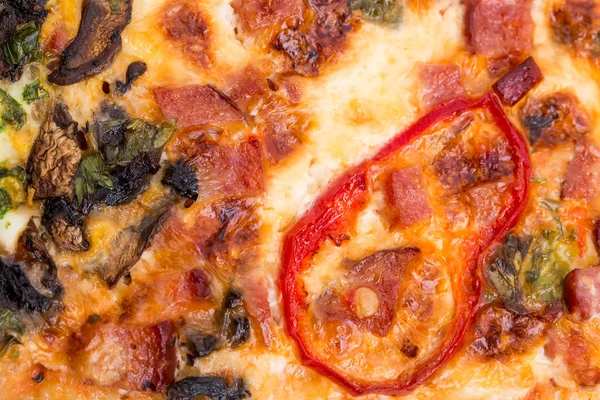 Close-up van heerlijke pizza met tomaten. — Stockfoto