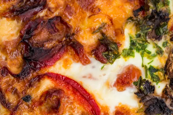 Close-up van heerlijke pizza met tomaten. — Stockfoto