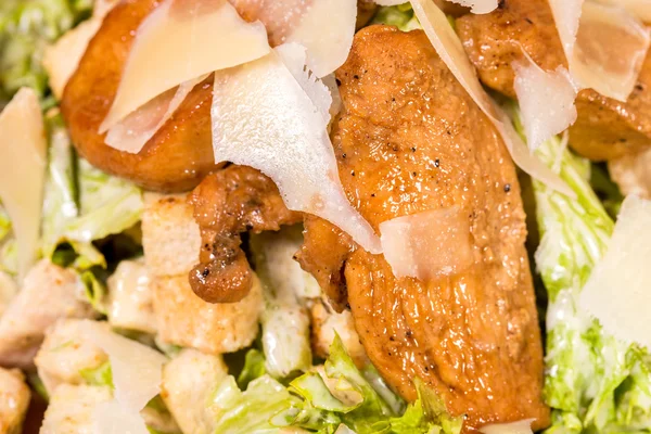 Ensalada de carne a la parrilla con tomates . —  Fotos de Stock