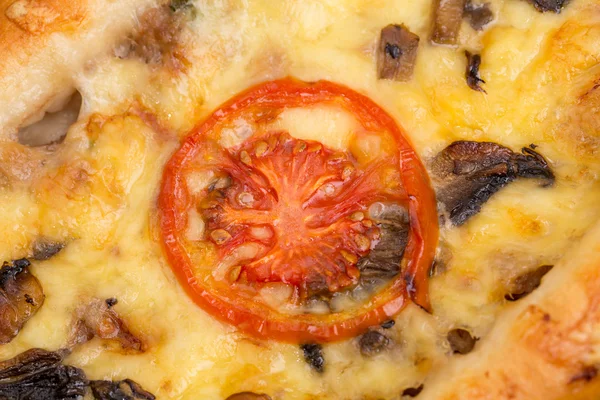 Pizza met champignons close-up — Stockfoto