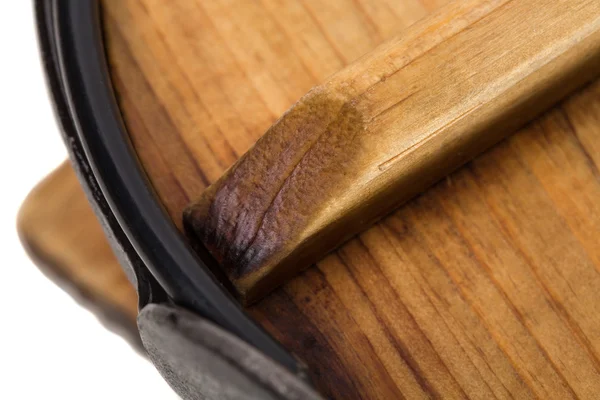 Metalowy garnek z drewnianymi WPR — Zdjęcie stockowe