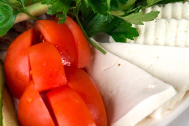 Dilimlenmiş peyniri ve sebze.