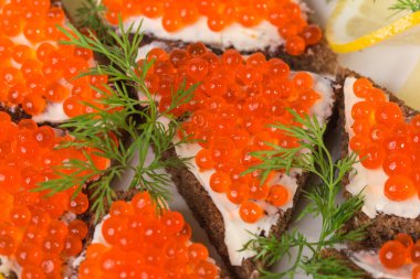 Çavdar ekmeği tereyağı ve kırmızı havyar ile.