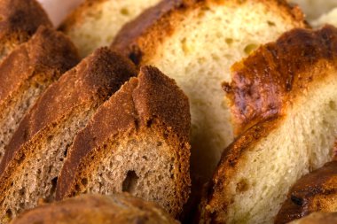 Dilimlenmiş çavdar ve buğday ekmek.