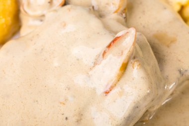 Mantar sos ile kaplı ızgara et.