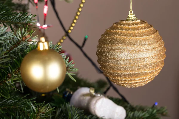 Bolas de oro de Navidad en pino . — Foto de Stock