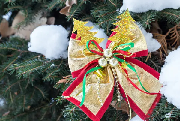 Cinta de Navidad colorida en el pino . — Foto de Stock