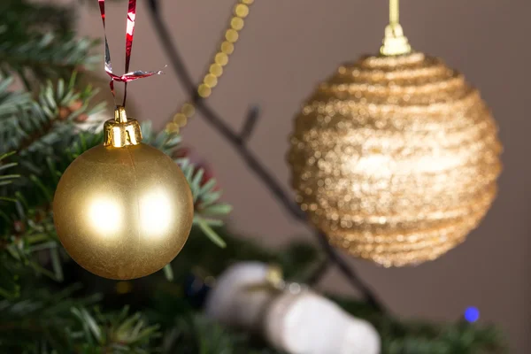 Bolas de oro de Navidad en pino . — Foto de Stock