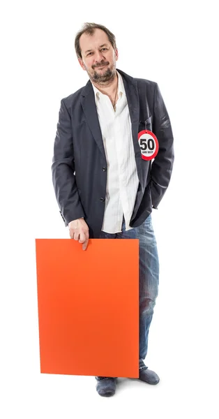 Homem segurando folha de papelão laranja . — Fotografia de Stock