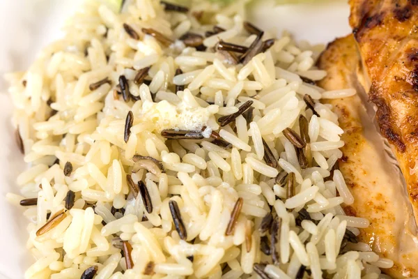 Nasi basmatik lezat dengan fillet ayam . — Stok Foto