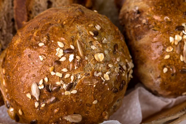 Läckra bullar med spannmål och sesam. — Stockfoto