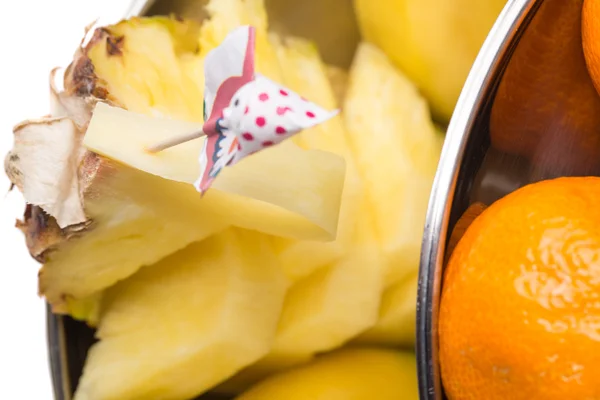 Köstliche Ananas in Scheiben geschnitten mit Papier Spielzeugschirm. — Stockfoto