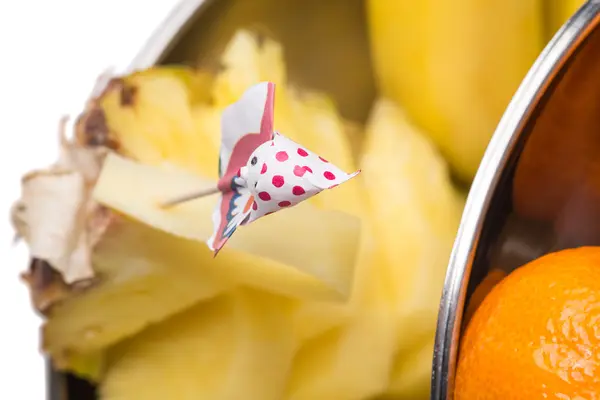 Delicious skivad ananas med papper leksak paraply. — Stockfoto