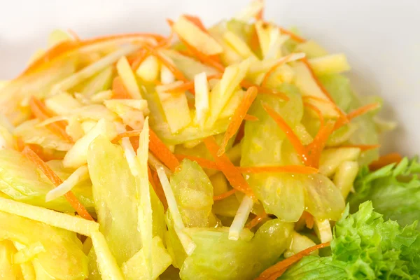 Heerlijke BLEEKSELDERIJ salade met geraspte wortelen. — Stockfoto