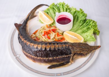 Sebzeli fırında mersin balığı.