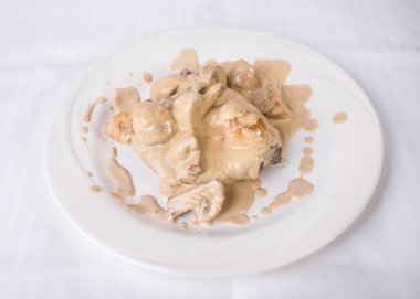 Mantar sos ile kaplı ızgara et.