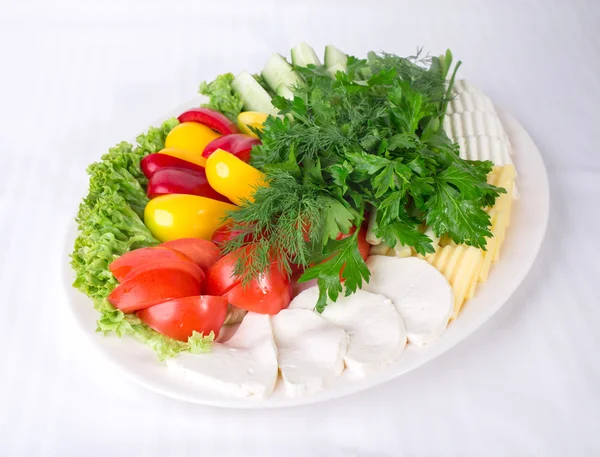 Frisches Gemüse und verschiedene Käse. — Stockfoto