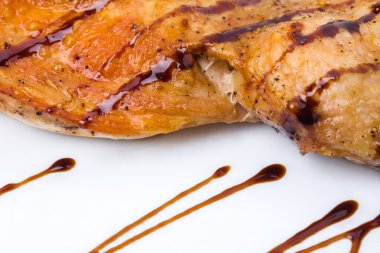 Kızarmış tavuk soya sosu ile.