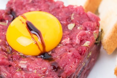 Yumurta sarısı ile lezzetli biftek tartar.