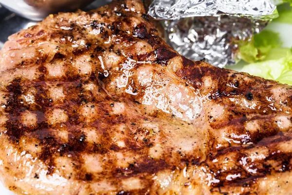 Bife delicioso com alface fresca . — Fotografia de Stock