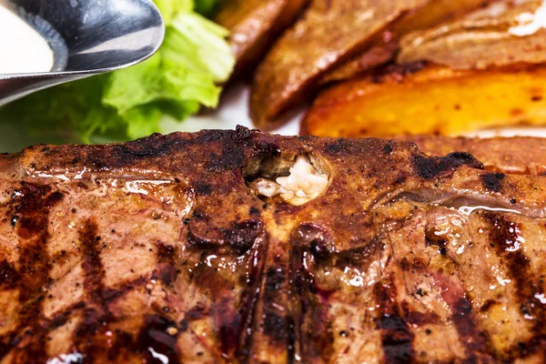 Délicieux steak de boeuf aux pommes de terre rôties . — Photo