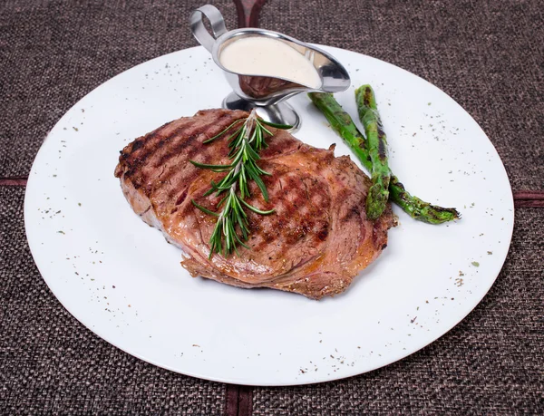 Bife delicioso com espargos grelhados . — Fotografia de Stock