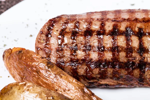 Delicioso bife de vaca woth batatas assadas . — Fotografia de Stock