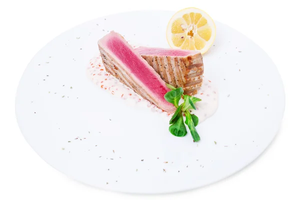 Grilovaný filet z tuňáka s omáčkou a citronem. — Stock fotografie