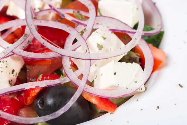 フェタチーズと伝統的なギリシャのサラダ. — ストック写真
