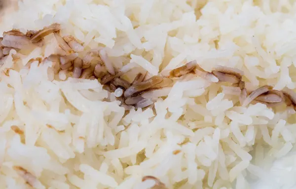 Köstlicher gekochter Reis mit Sojasauce. — Stockfoto