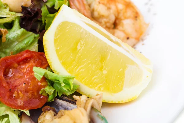 Lezzetli sıcak deniz ürünleri salatası.