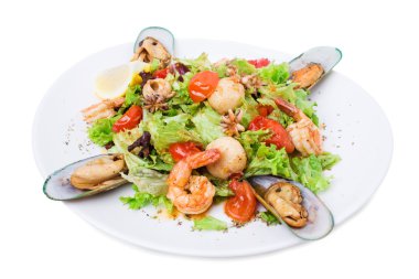 Lezzetli sıcak deniz ürünleri salatası.