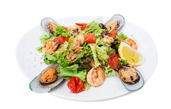 Lezzetli sıcak deniz ürünleri salatası.