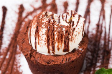 Lezzetli çikolatalı fondan dondurma ile.