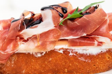 Prosciutto bruschetta ricotta ve roka ile.