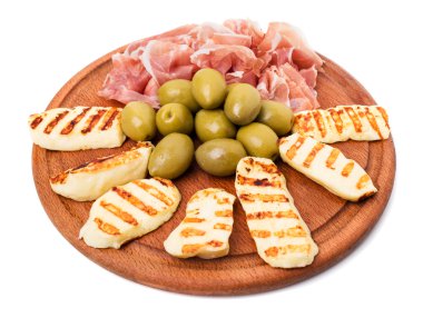 Jambon ve kızarmış mozzarella çubukları tabağı.