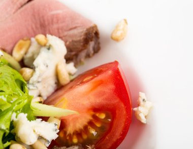 Sıcak Kızartılmış sığır eti keçi peyniri salatası.