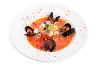 Baharatlı domates deniz mahsulleri çorbası safran ile.