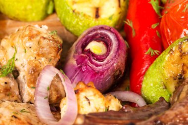 Lezzetli karışık et ve sebze.